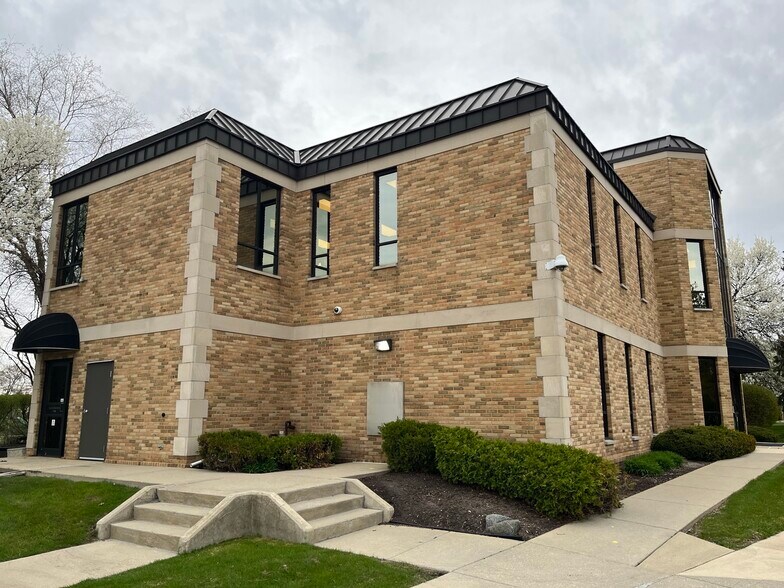 3820 Edison Lakes Pky, Mishawaka, IN à louer - Photo du bâtiment - Image 2 de 15