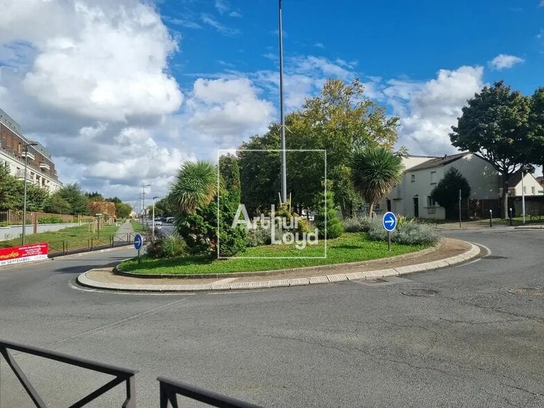 Office in Lognes for lease - Building Photo - Image 2 of 5