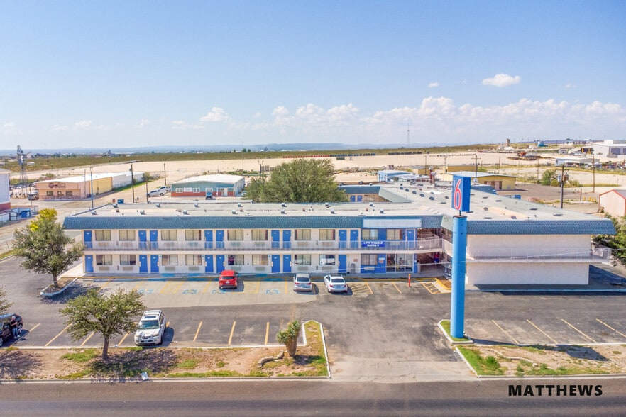 Motel 6 - Two Property Portfolio portfolio of 2 properties for sale on LoopNet.ca - Building Photo - Image 2 of 5