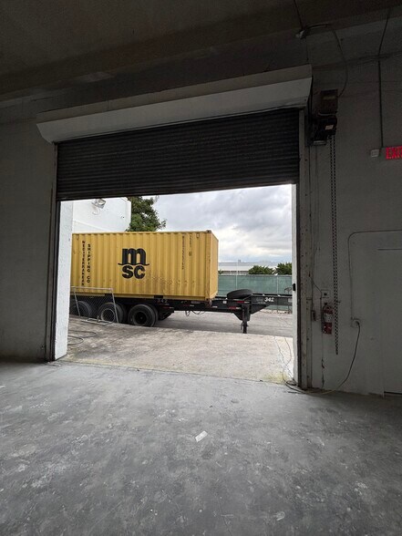 3400 NW 78th Ave, Miami, FL à louer - Photo du bâtiment - Image 3 de 11