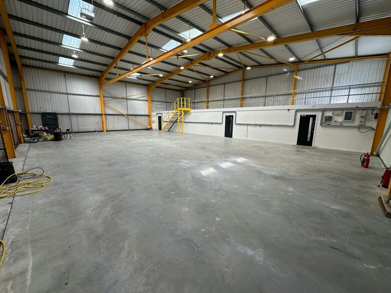 Excalibur Way, Manchester for lease - Building Photo - Image 3 of 11