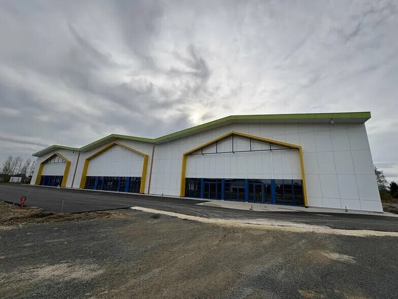 Retail in Virsac for lease - Building Photo - Image 2 of 14