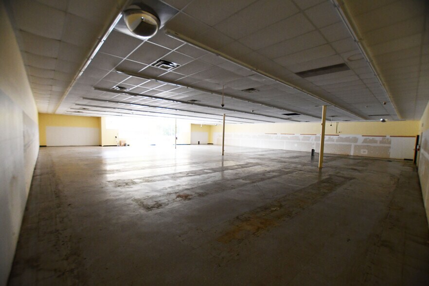 1016 Winchester Rd, Irvine, KY à louer - Photo du bâtiment - Image 2 de 27