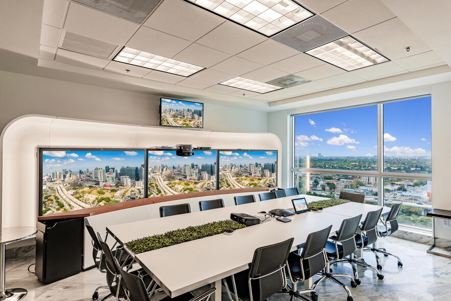 175 SW 7th St, Miami, FL for lease - Interior Photo - Image 1 of 29