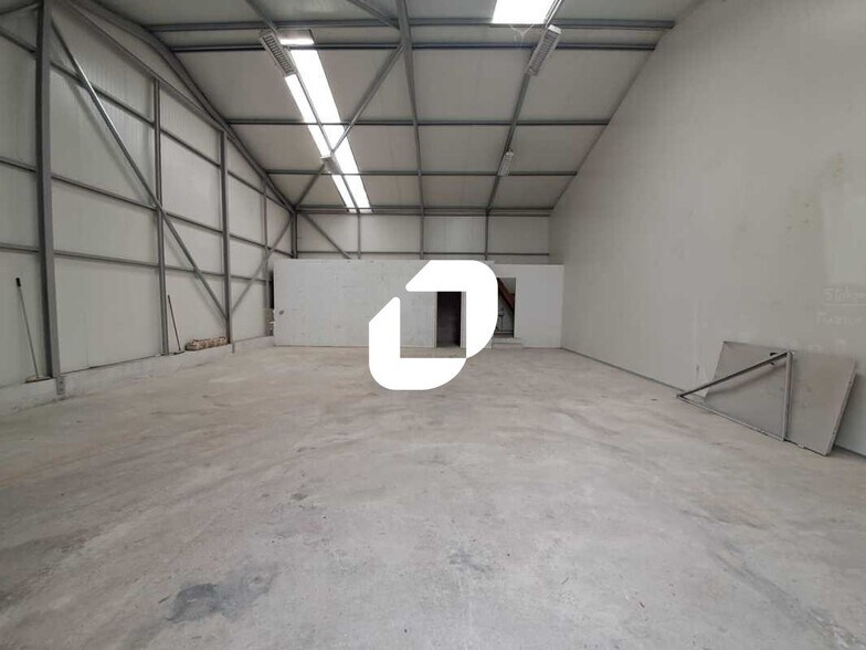 Flex in Saint Germain Les Arpajon for lease - Interior Photo - Image 2 of 6