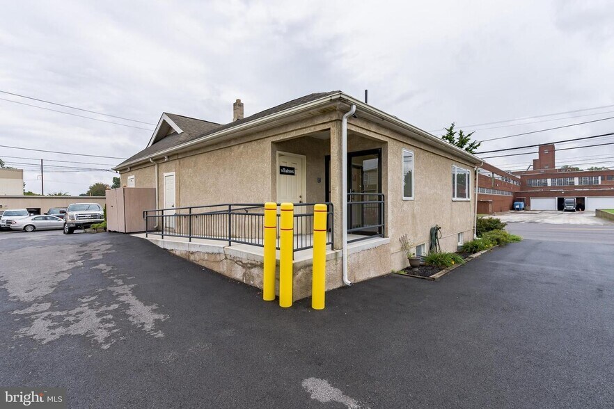 260 E County Line Rd, Hatboro, PA à louer - Photo du bâtiment - Image 3 de 12