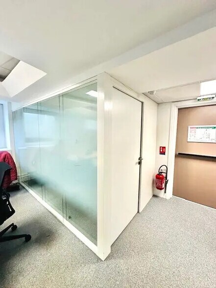 Office in Paris for lease - Interior Photo - Image 3 of 7