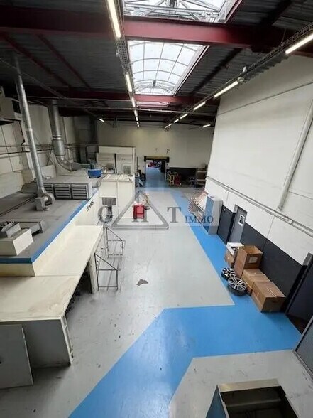 Industrial in Neuilly-Plaisance for lease - Building Photo - Image 2 of 7