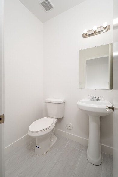 8246 N 61st Ave, Glendale, AZ for sale - Building Photo - Image 2 of 26