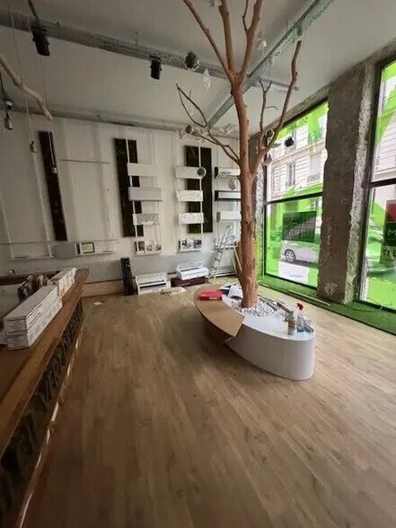 Office in Lyon for lease - Interior Photo - Image 2 of 6