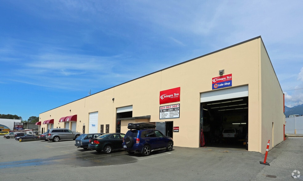 823-837 3rd St W, North Vancouver, BC for lease - Building Photo - Image 2 of 5