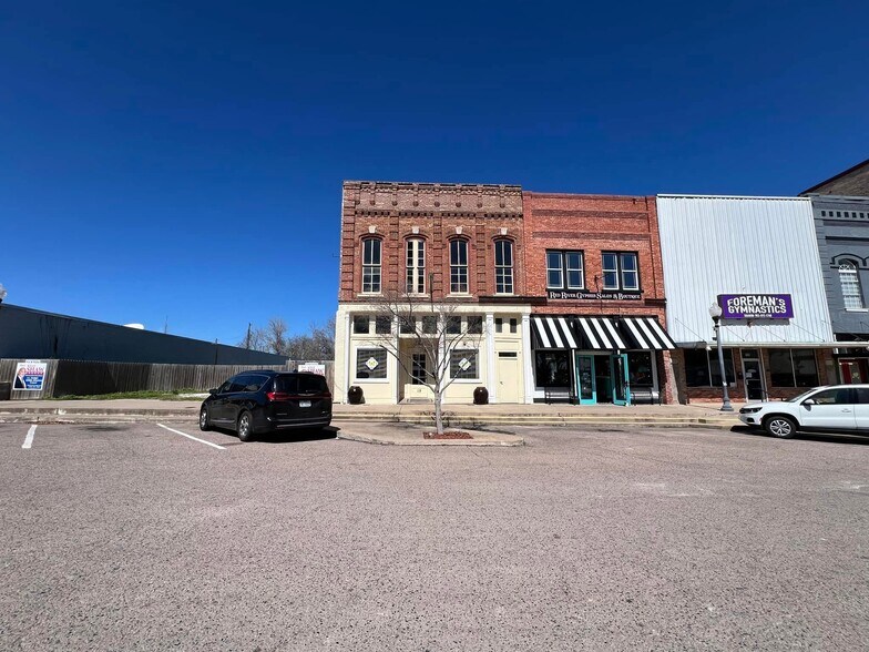 119 E 5th St, Bonham, TX à vendre - Photo du bâtiment - Image 1 de 71