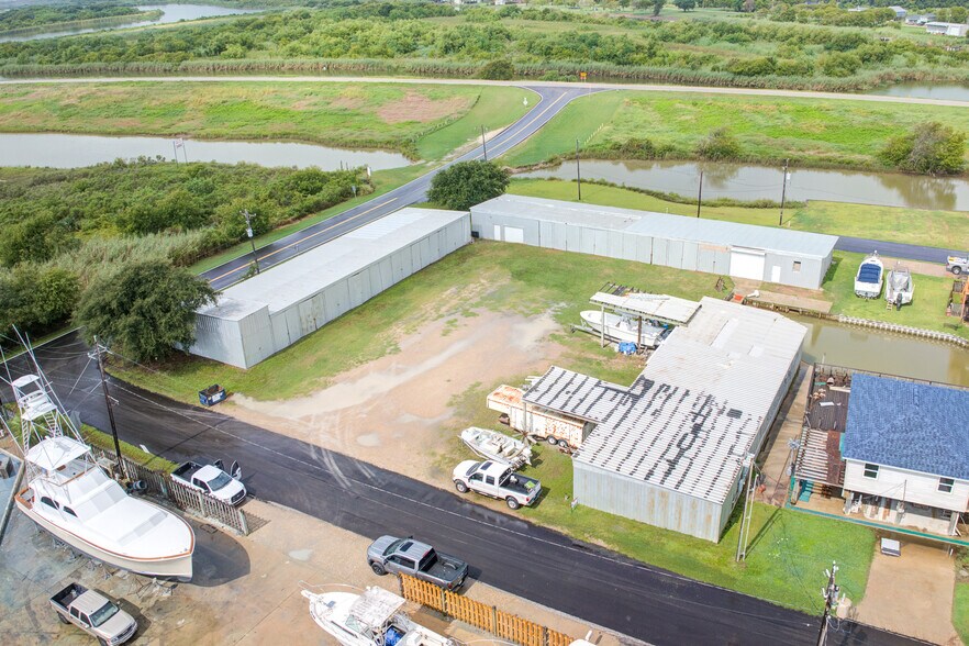 205 Marine Way, Freeport, TX à vendre - Photo du bâtiment - Image 2 de 41