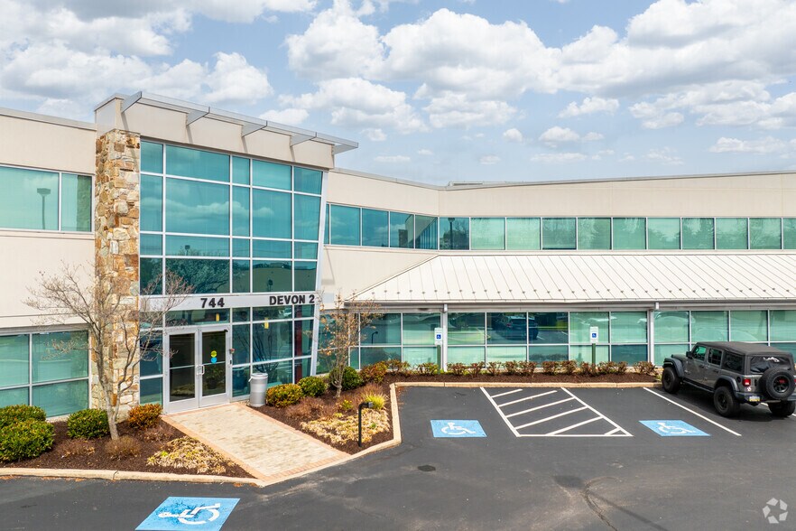 744 W Lancaster Ave, Wayne, PA à louer - Photo du bâtiment - Image 1 de 8