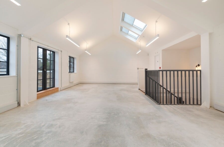 23 Waldegrave Rd, Teddington for lease - Interior Photo - Image 3 of 39