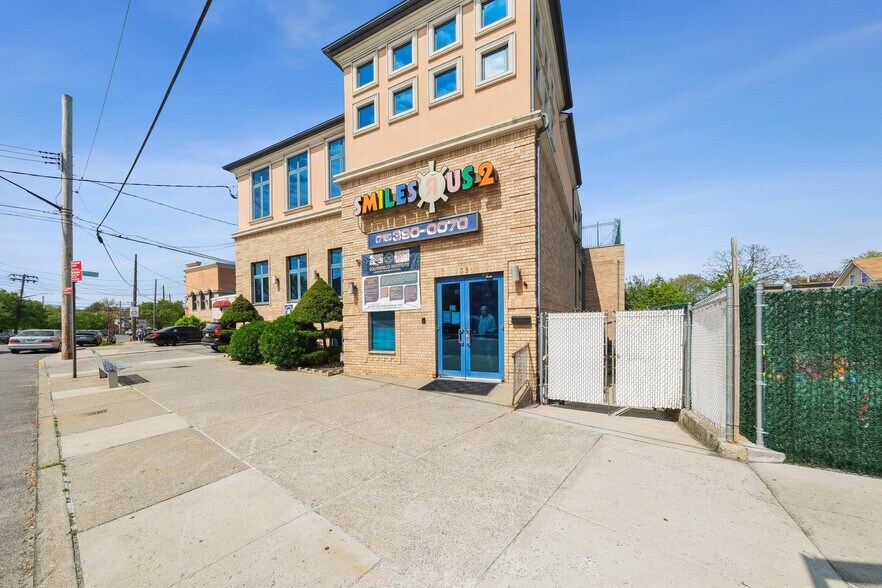 351 Sand Ln, Staten Island, NY à vendre - Photo du bâtiment - Image 3 de 22