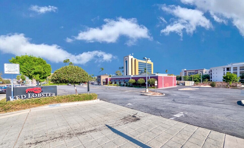 928 W Huntington Dr, Monrovia, CA à louer - Photo du bâtiment - Image 2 de 32