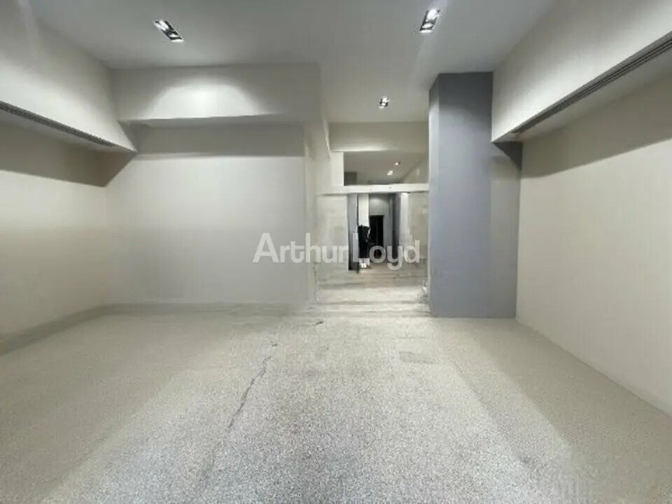 Retail in Reims for lease Interior Photo- Image 1 of 9