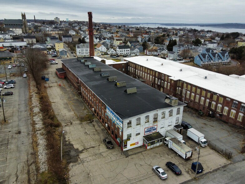 460 Globe St, Fall River, MA à vendre - Photo du bâtiment - Image 3 de 39