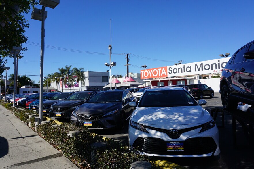 825 Santa Monica Blvd, Santa Monica, CA à vendre - Photo du bâtiment - Image 3 de 9