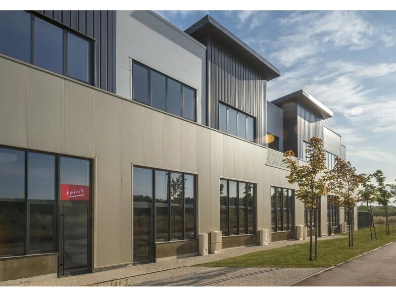 Flex in Saint-Pierre-du-Perray for sale - Building Photo - Image 1 of 8