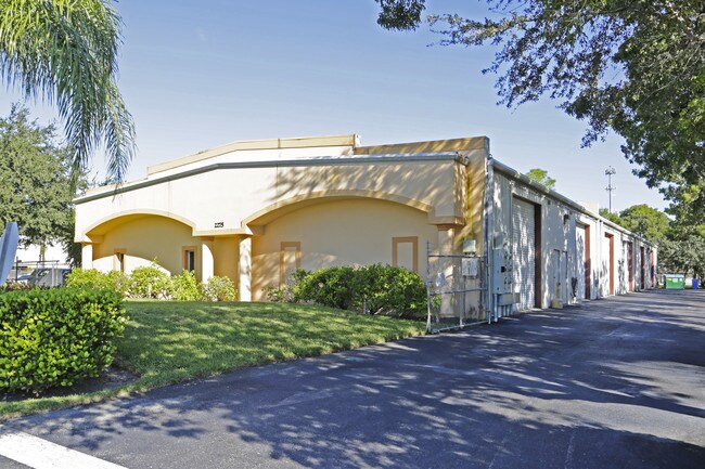 Plus de détails pour 2275 Bruner Ln, Fort Myers, FL - Local d'activités à louer