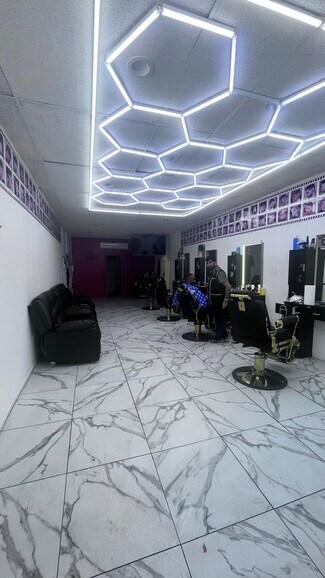 Plus de détails pour 3078-30100 51st St, Woodside, NY - Commerce de détail à vendre