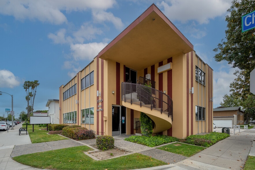 2000 E Chapman Ave, Fullerton, CA à louer - Photo du bâtiment - Image 2 de 21