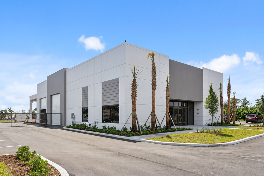 Industrial in Boynton Beach, FL for lease - Primary Photo - Image 1 of 6