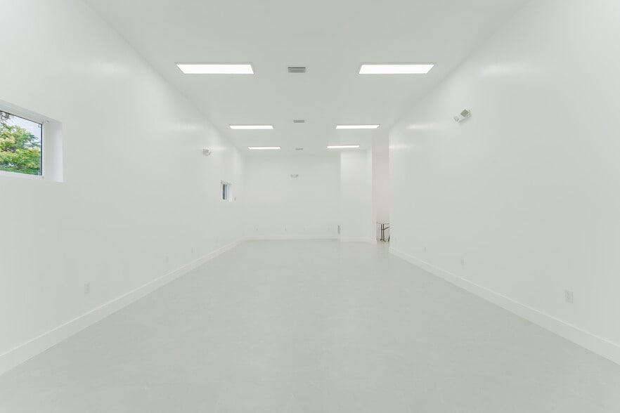 654 NW 22nd Rd, Fort Lauderdale, FL for lease - Interior Photo - Image 2 of 7