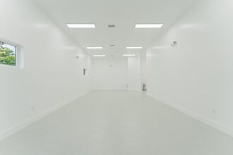 654 NW 22nd Rd, Fort Lauderdale, FL for sale Interior Photo- Image 1 of 6