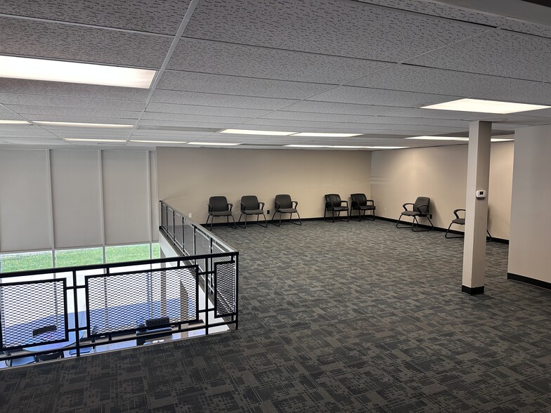 5325 NE 14th St, Des Moines, IA for lease - Building Photo - Image 3 of 12