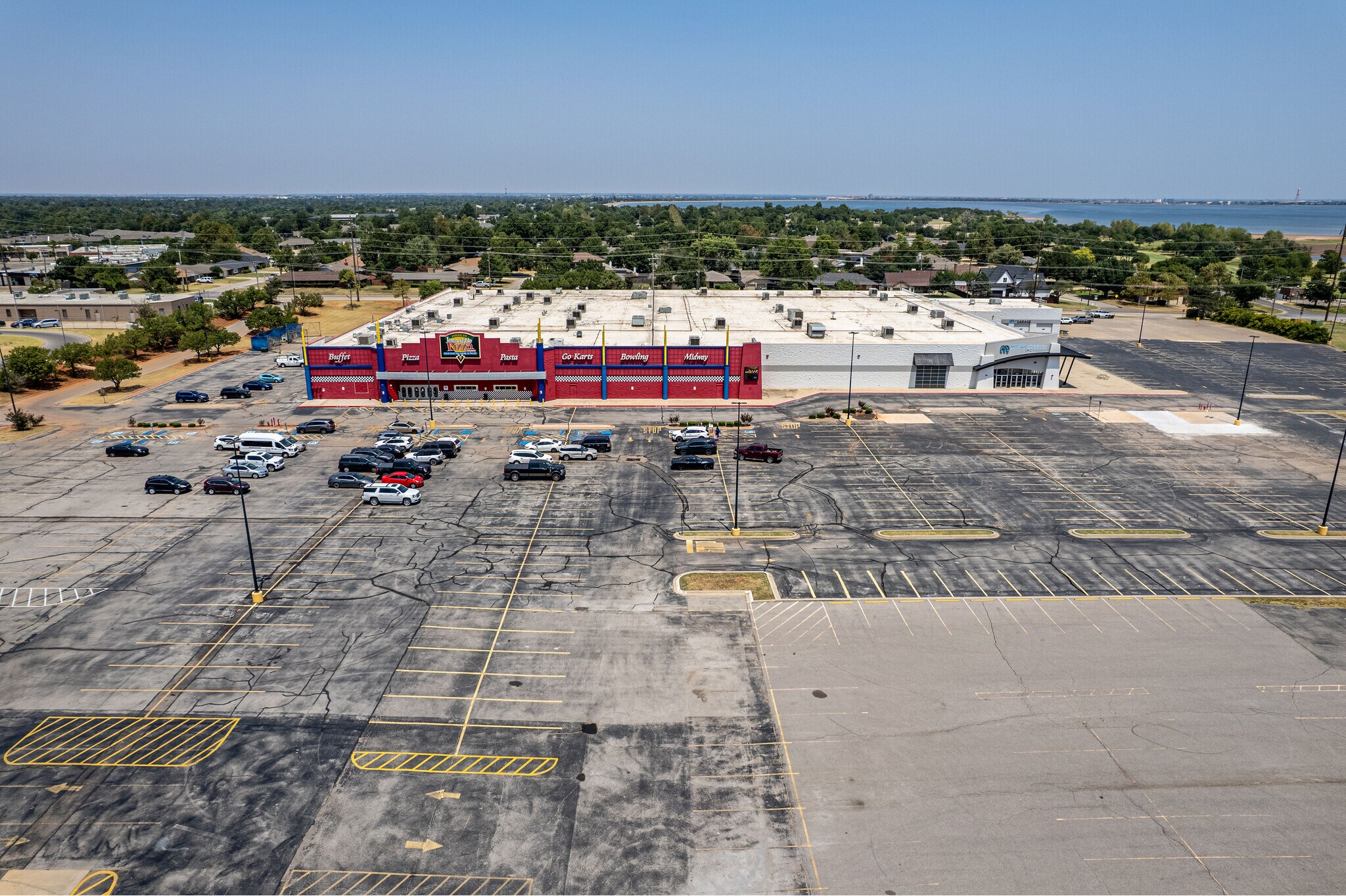 5821-5833 NW Expressway, Oklahoma City, OK for lease Building Photo- Image 1 of 19