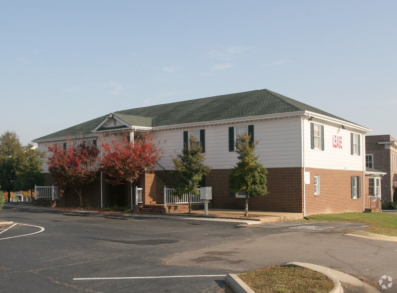 11923 Centre St, Chester, VA for lease - Building Photo - Image 2 of 15
