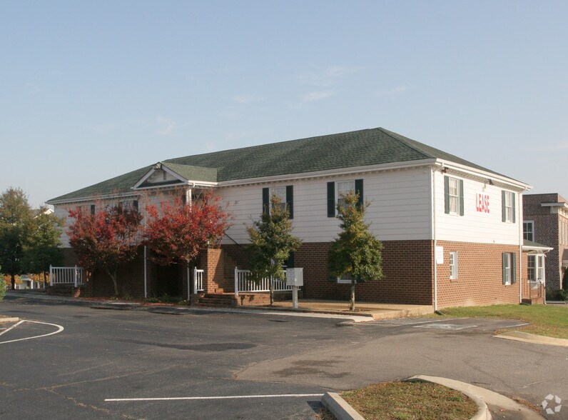 11923 Centre St, Chester, VA à louer - Photo du bâtiment - Image 2 de 15