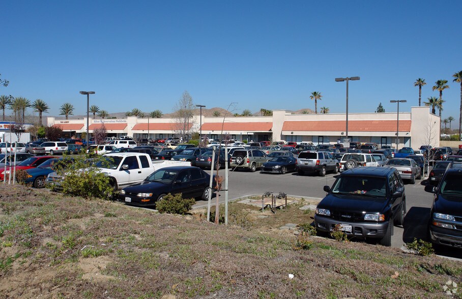3570 W Florida Ave, Hemet, CA à louer - Photo du bâtiment - Image 2 de 12