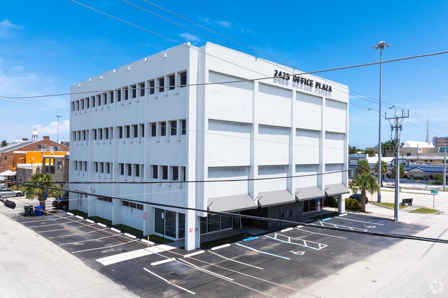 2425 E Commercial Blvd, Fort Lauderdale, FL for lease - Building Photo - Image 2 of 16