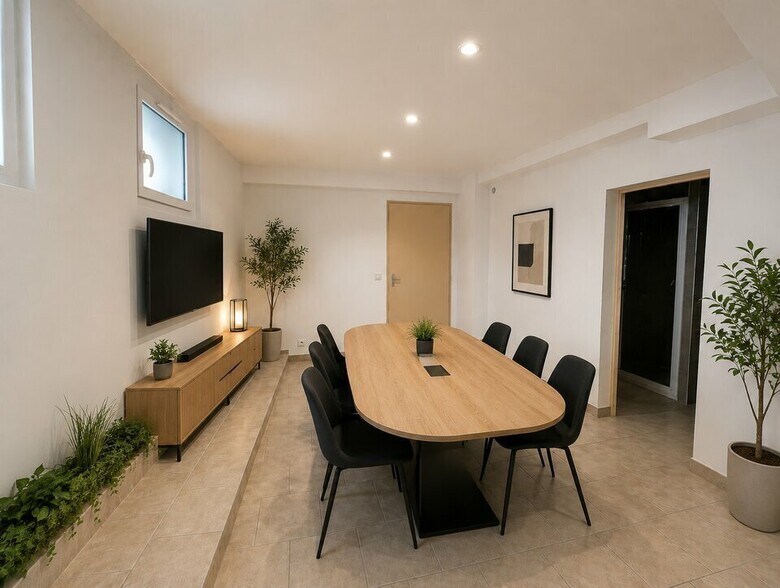 Office in Le Luc for lease - Interior Photo - Image 2 of 7