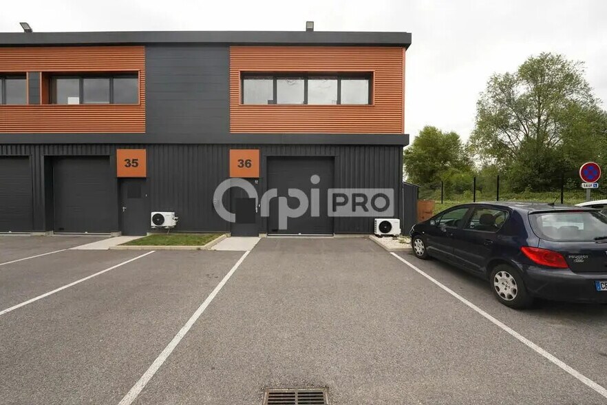 Flex dans Vaulx-Milieu à louer - Photo du bâtiment - Image 3 de 10