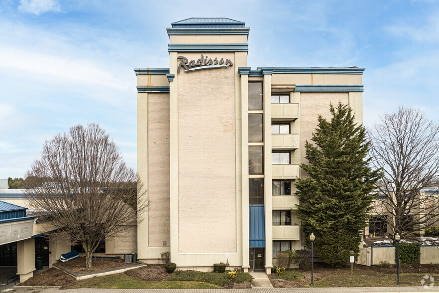 110 Motor Pky, Hauppauge, NY for sale - Building Photo - Image 2 of 7