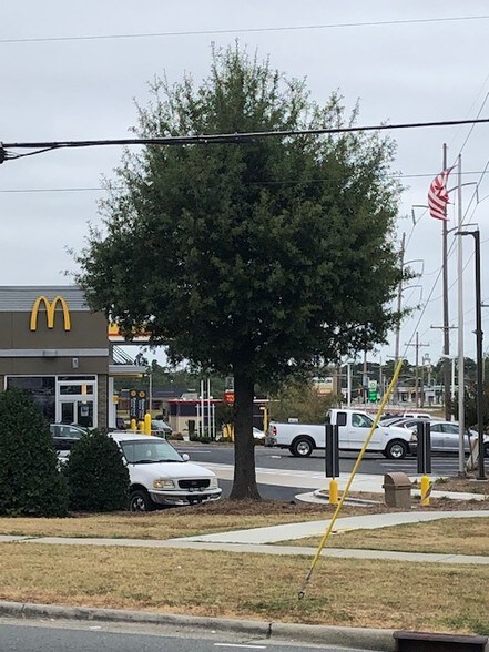 2400 Westchester Dr, High Point, NC à louer - Photo du bâtiment - Image 2 de 17