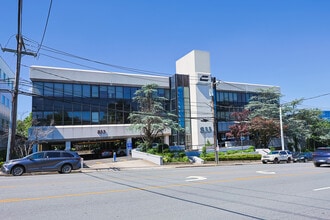 833 Northern Blvd, Great Neck, NY à louer Photo du bâtiment- Image 1 de 19