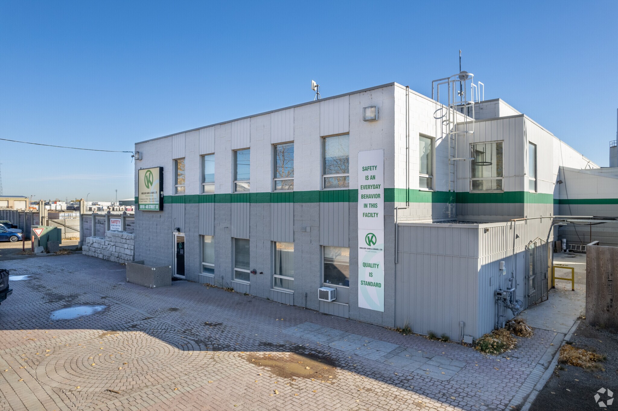 8916 48th St SE, Calgary, AB for sale Primary Photo- Image 1 of 1