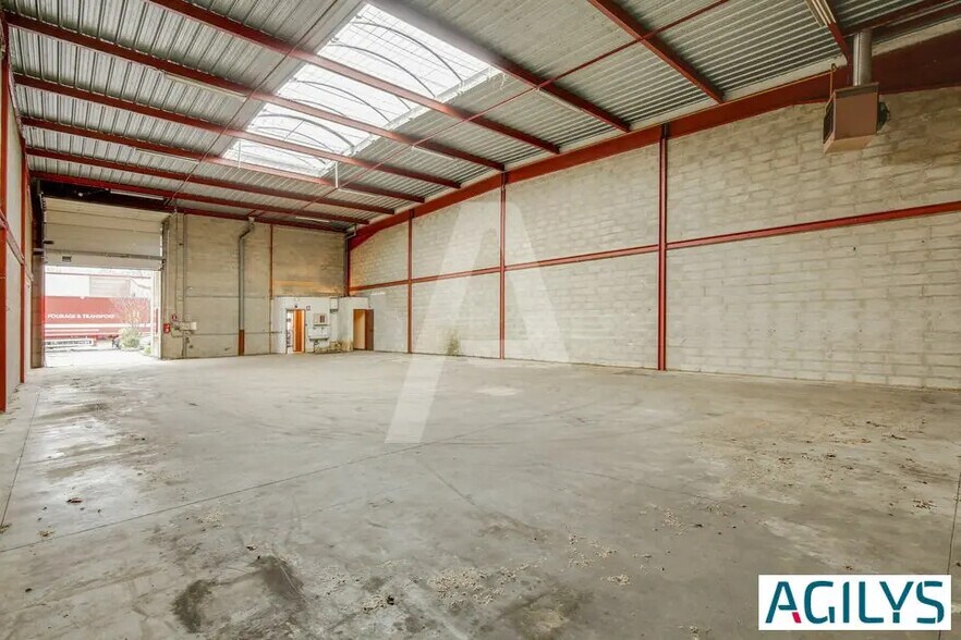 Flex in Bondoufle for lease - Interior Photo - Image 2 of 5