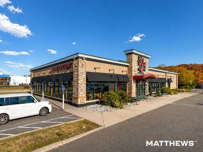 101 Ella Grasso Tpke, Windsor Locks, CT for sale - Building Photo - Image 2 of 4