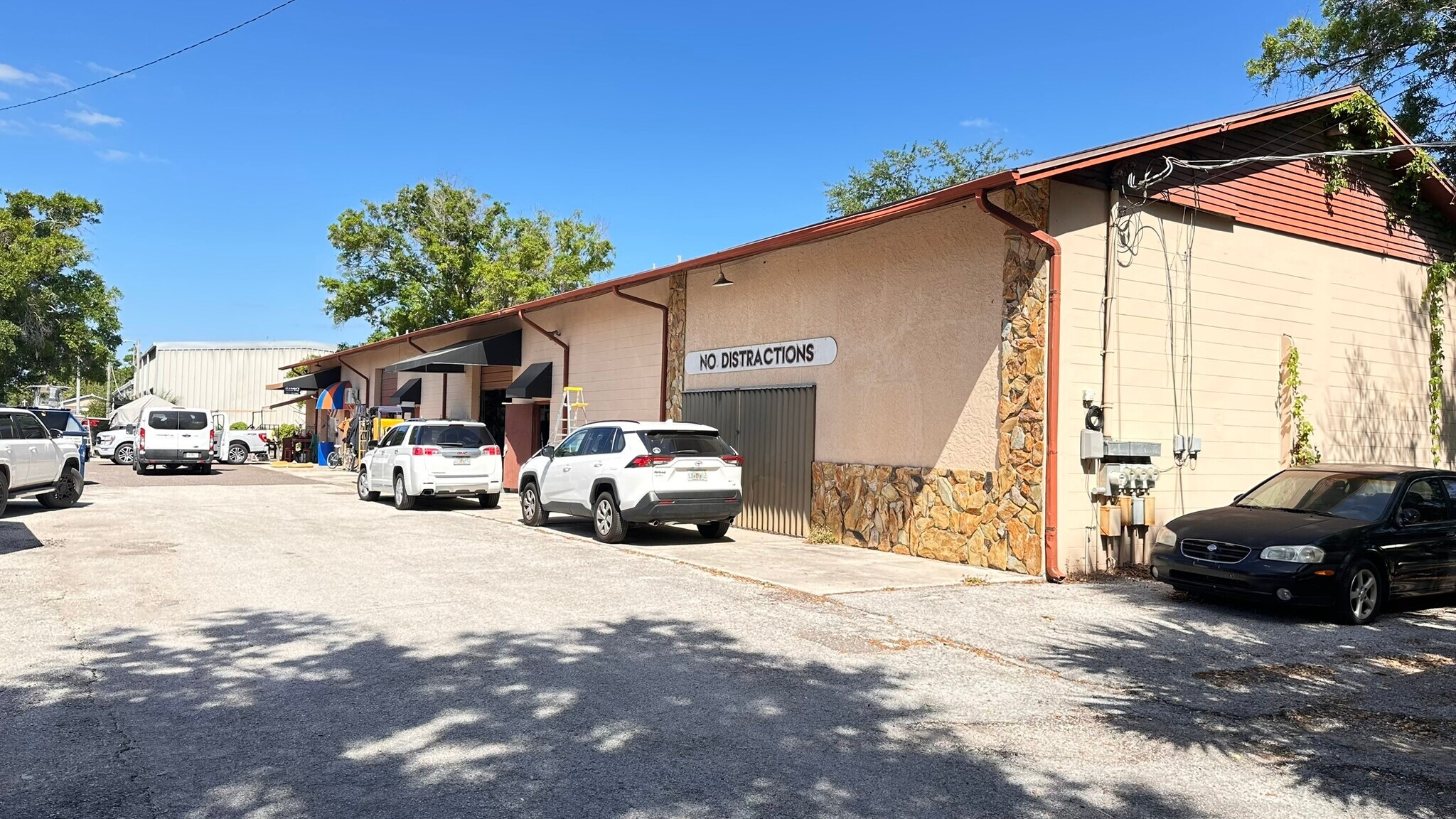 Prime Drew Park 7,570 SF Flex/26,250 Lot portefeuille de 2 propriétés à vendre sur LoopNet.ca Photo principale- Image 1 de 6