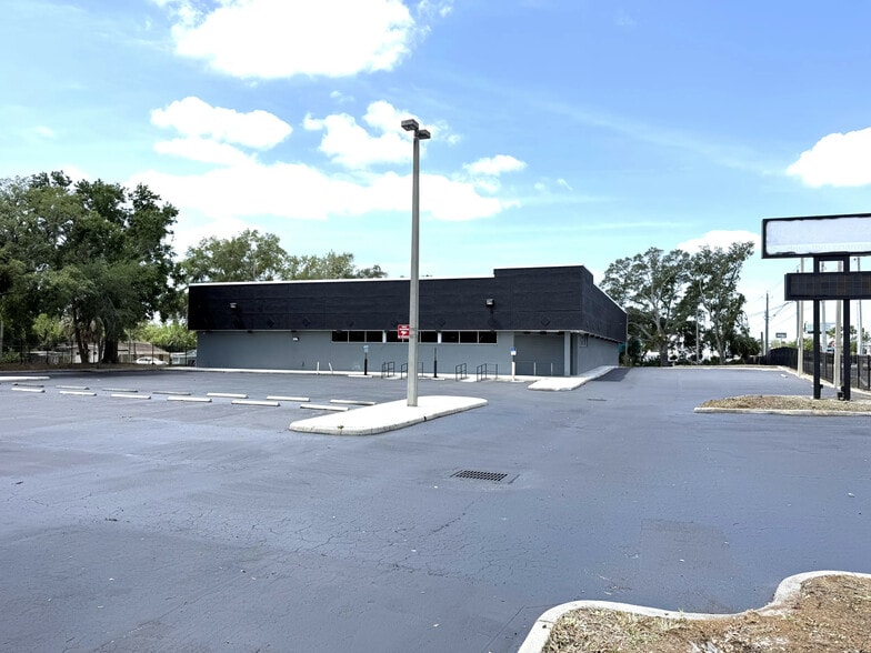 2111 E Busch Blvd, Tampa, FL à vendre - Photo du bâtiment - Image 2 de 14