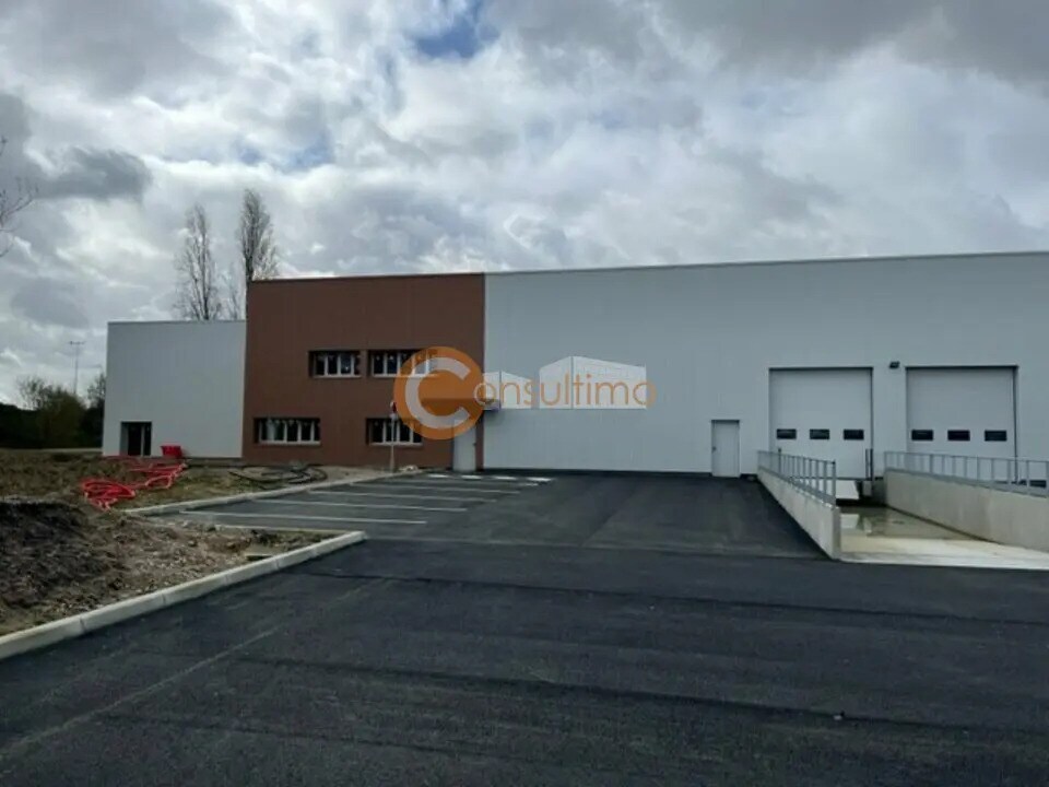 Industrial in Carbon-Blanc for lease Building Photo- Image 1 of 4