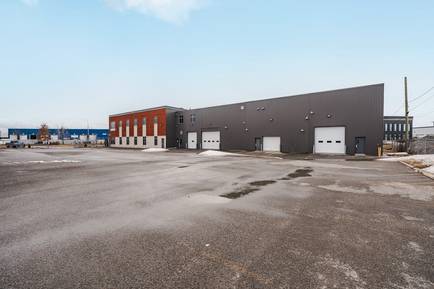 5000 Rue Bernard-Lefebvre, Laval, QC for sale - Building Photo - Image 2 of 8
