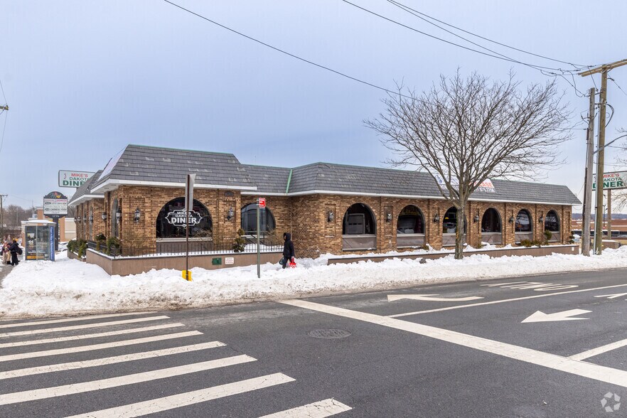 921 Richmond Ave, Staten Island, NY à louer - Photo du bâtiment - Image 2 de 4